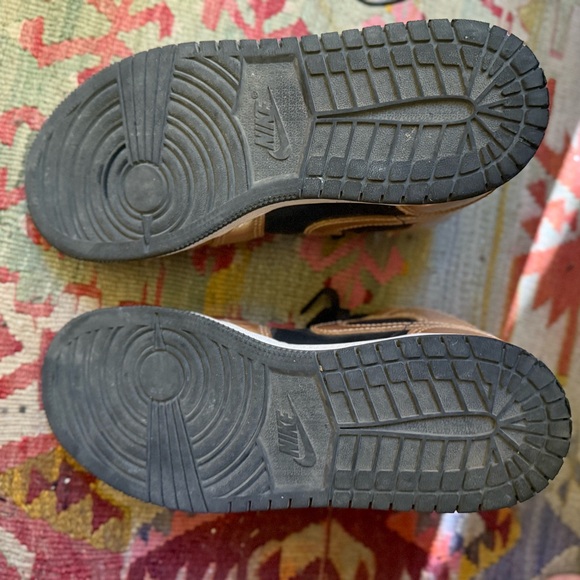 Kid's Black and Gold Air Jordan 1 Mid SE Big Kids 4Y - Picture 8 of 9